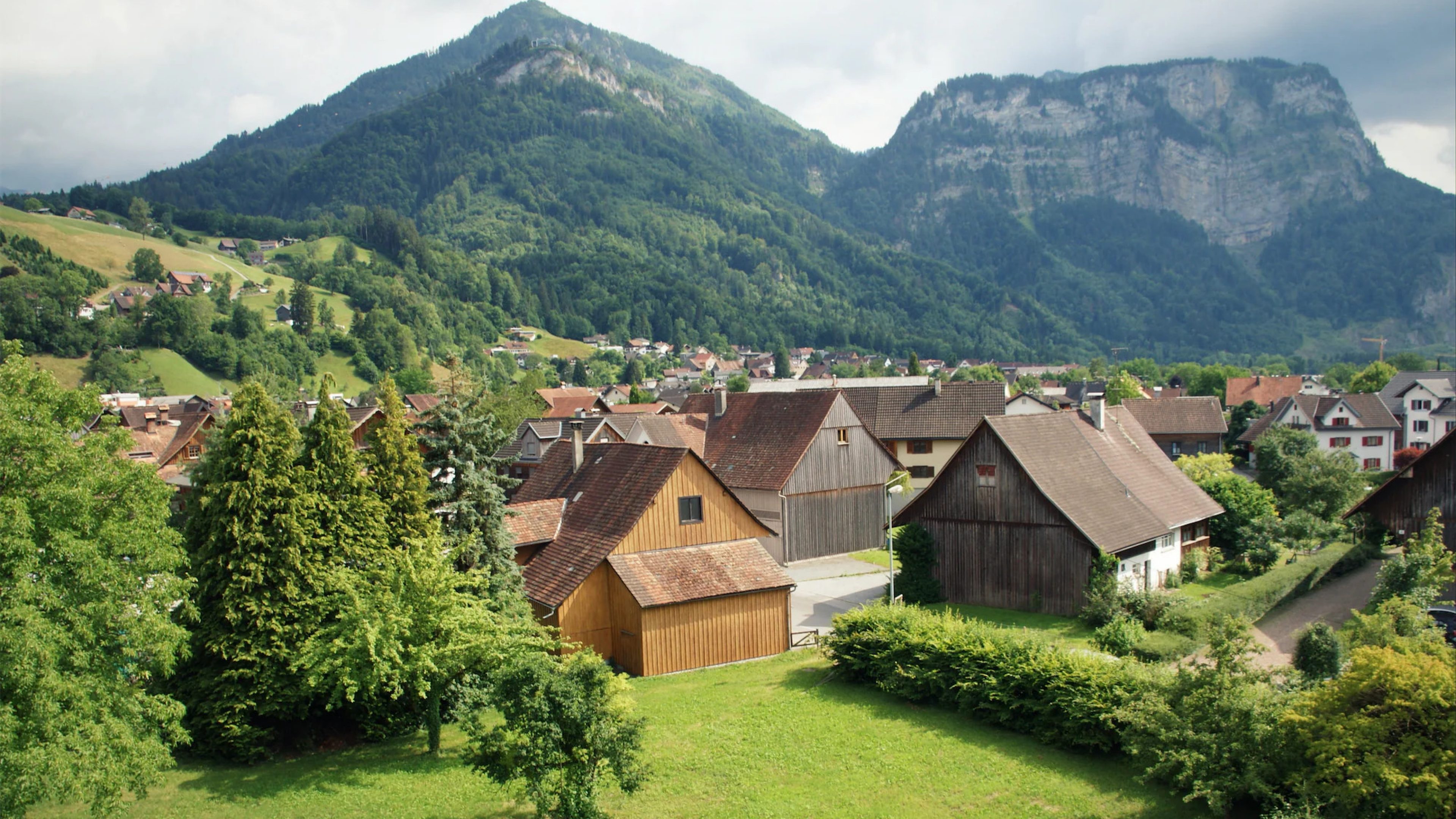 Blick auf Alpen und Häuser