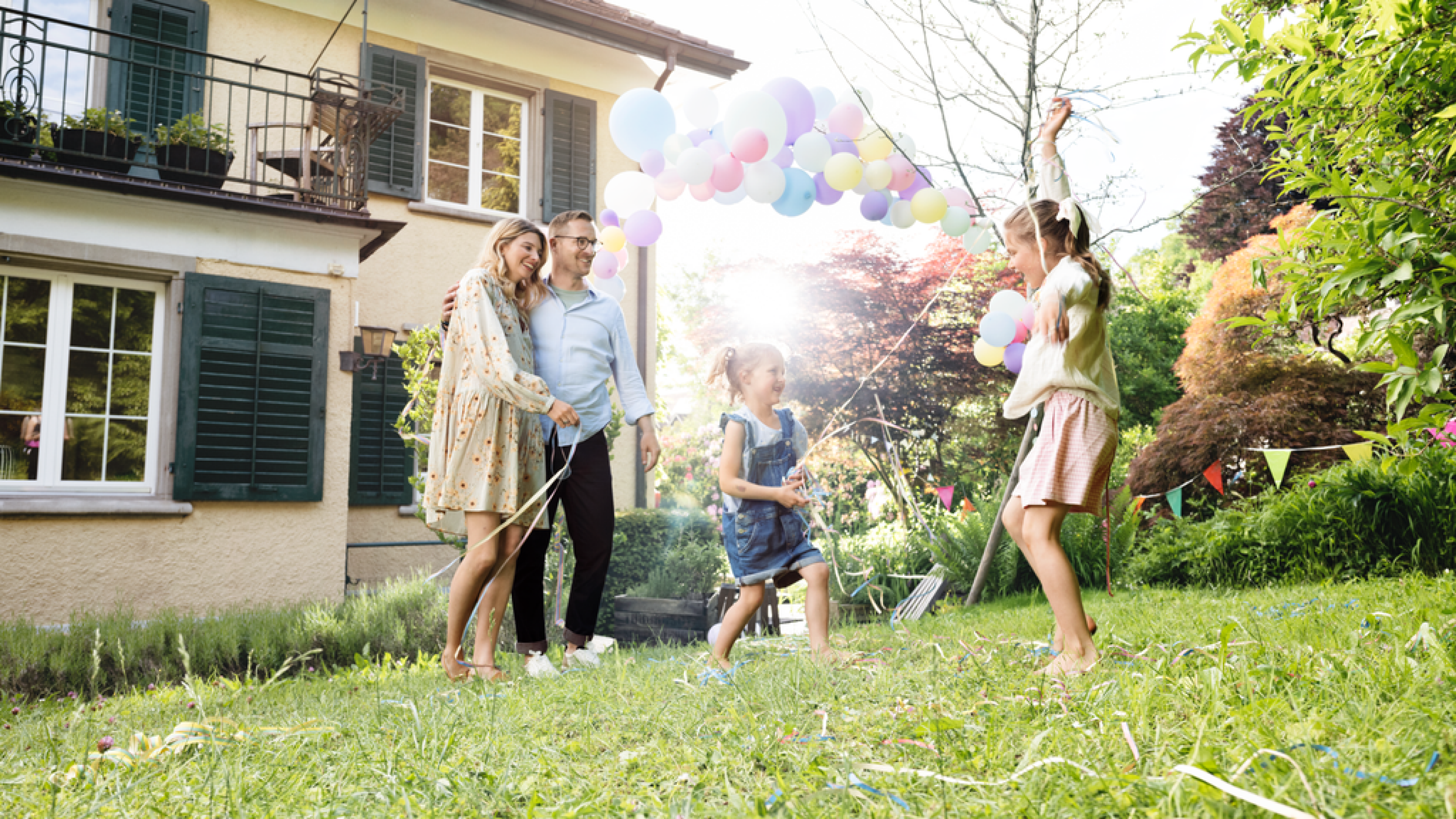 Familie spielt im Garten